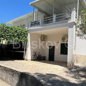 Hvar, Vrboska, kuća sa 3 stambene jedinice, 3 red od mora, bazen