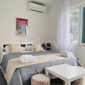 Hvar, Vrboska, kuća sa 3 stambene jedinice, 3 red od mora, bazen