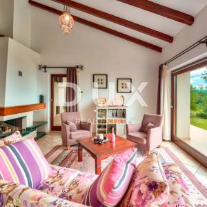 IČIĆI, POLJANE- villa 250m2 s pogledom na more i bazenom + uređena okućnica 1100m2
