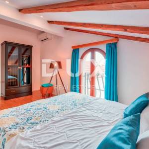 IČIĆI, POLJANE- villa 250m2 s pogledom na more i bazenom + uređena okućnica 1100m2