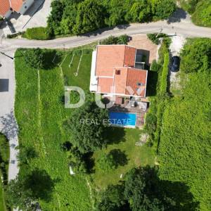 IČIĆI, POLJANE- villa 250m2 s pogledom na more i bazenom + uređena okućnica 1100m2