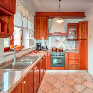 IČIĆI, POLJANE- villa 250m2 s pogledom na more i bazenom + uređena okućnica 1100m2