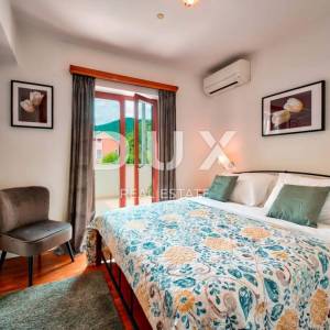 IČIĆI, POLJANE- villa 250m2 s pogledom na more i bazenom + uređena okućnica 1100m2