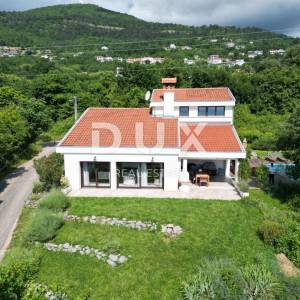 IČIĆI, POLJANE- villa 250m2 s pogledom na more i bazenom + uređena okućnica 1100m2