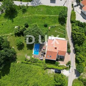 IČIĆI, POLJANE- villa 250m2 s pogledom na more i bazenom + uređena okućnica 1100m2