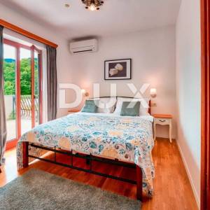 IČIĆI, POLJANE- villa 250m2 s pogledom na more i bazenom + uređena okućnica 1100m2