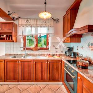 IČIĆI, POLJANE- villa 250m2 s pogledom na more i bazenom + uređena okućnica 1100m2