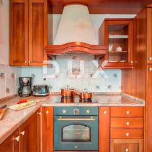 IČIĆI, POLJANE- villa 250m2 s pogledom na more i bazenom + uređena okućnica 1100m2