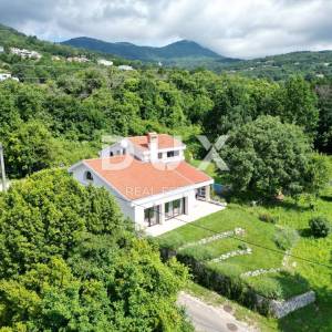 IČIĆI, POLJANE- villa 250m2 s pogledom na more i bazenom + uređena okućnica 1100m2