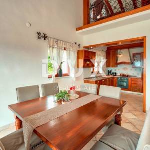 IČIĆI, POLJANE- villa 250m2 s pogledom na more i bazenom + uređena okućnica 1100m2