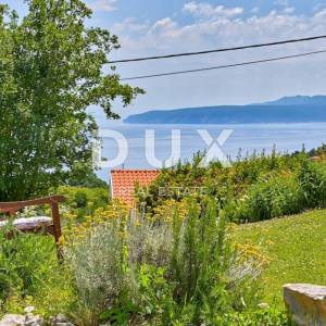 IČIĆI, POLJANE- villa 250m2 s pogledom na more i bazenom + uređena okućnica 1100m2