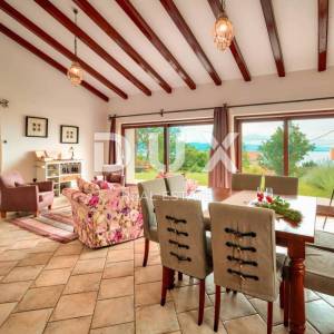 IČIĆI, POLJANE- villa 250m2 s pogledom na more i bazenom + uređena okućnica 1100m2