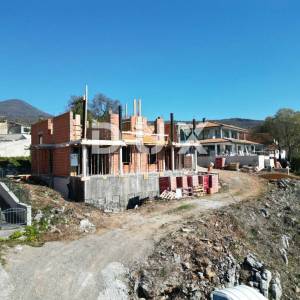 IČIĆI, POLJANE- zemljište 2033m2 s 2 započete gradnjom s panoramskim pogledom na more za obiteljsku kuću/ villu/ apartmane/ kuć...