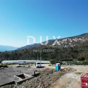 IČIĆI, POLJANE- zemljište 2033m2 s 2 započete gradnjom s panoramskim pogledom na more za obiteljsku kuću/ villu/ apartmane/ kuć...