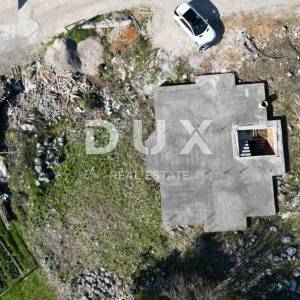 IČIĆI, POLJANE- zemljište 2033m2 s 2 započete gradnjom s panoramskim pogledom na more za obiteljsku kuću/ villu/ apartmane/ kuć...
