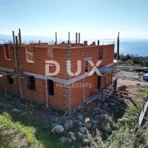 IČIĆI, POLJANE- zemljište 2033m2 s 2 započete gradnjom s panoramskim pogledom na more za obiteljsku kuću/ villu/ apartmane/ kuć...