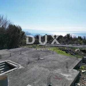IČIĆI, POLJANE- zemljište 910m2 s započetom gradnjom s panoramskim pogledom na more za obiteljsku kuću/ villu/ apartmane/ kuću ...
