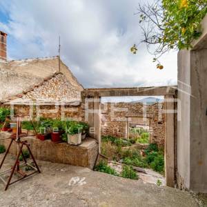 Idealna prilika: Kamene kuće za renovaciju s velikim vrtom i pogledom