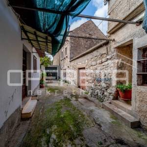 Idealna prilika: Kamene kuće za renovaciju s velikim vrtom i pogledom