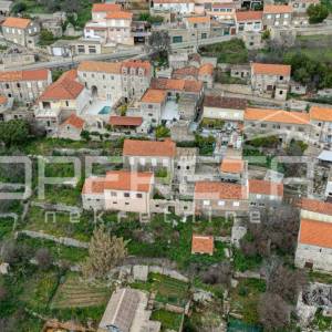 Idealna prilika: Kamene kuće za renovaciju s velikim vrtom i pogledom