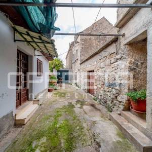 Idealna prilika: Kamene kuće za renovaciju s velikim vrtom i pogledom