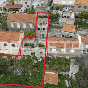 Idealna prilika: Kamene kuće za renovaciju s velikim vrtom i pogledom