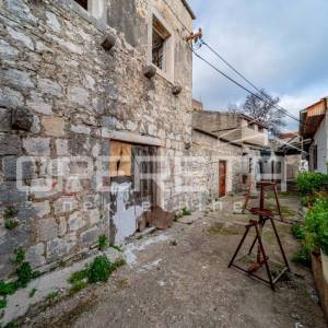 Idealna prilika: Kamene kuće za renovaciju s velikim vrtom i pogledom