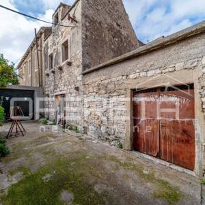 Idealna prilika: Kamene kuće za renovaciju s velikim vrtom i pogledom