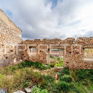 Idealna prilika: Kamene kuće za renovaciju s velikim vrtom i pogledom