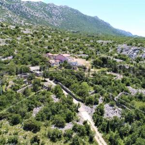 Impresivna i izolirana kuća s bazenom u Parku prirode Velebit