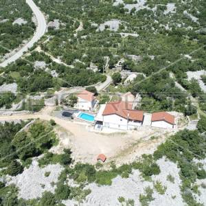 Impresivna i izolirana kuća s bazenom u Parku prirode Velebit