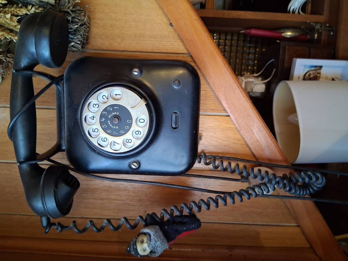 Ispravan zidni starinski  telefon.