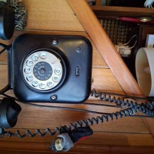 Ispravan zidni starinski  telefon.
