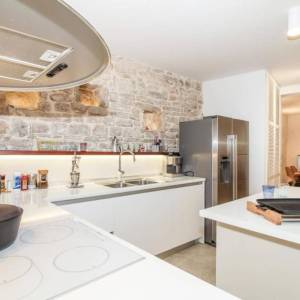 ISTRA, BALE - Predivna kamena kuća sa suvremenim arhitektonskim detaljima!