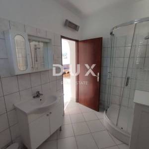 ISTRA, BANJOLE - Apartmanska kuća s bazenom i okućnicom 150m od mora