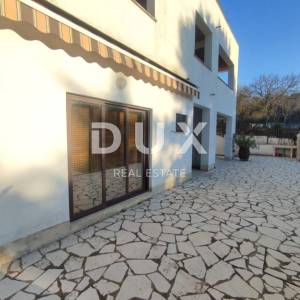 ISTRA, BANJOLE - Apartmanska kuća s bazenom i okućnicom 150m od mora
