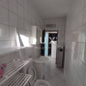 ISTRA, BANJOLE - Apartmanska kuća s bazenom i okućnicom 150m od mora