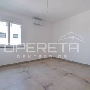 Istra, Banjole, luksuzan stan sa bazenom u prizemlju, vrt 317 m2, 3SS, blizina p