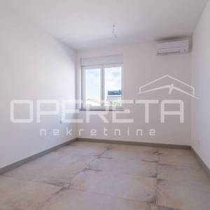 Istra, Banjole, luksuzan stan sa bazenom u prizemlju, vrt 317 m2, 3SS, blizina p