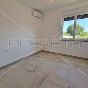 Istra, Banjole, luksuzan stan sa bazenom u prizemlju, vrt 317 m2, 3SS, blizina p
