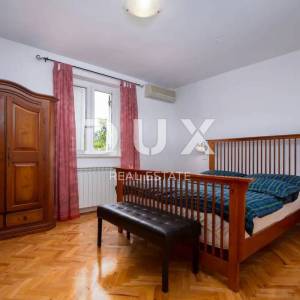 ISTRA, BANJOLE Očaravajuća kuća s bazenom s 3000 m2 okućnice - POGLED NA MORE!