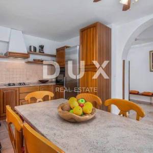 ISTRA, BANJOLE Očaravajuća kuća s bazenom s 3000 m2 okućnice - POGLED NA MORE!