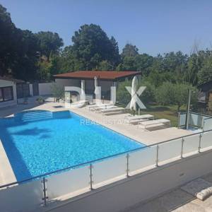 ISTRA, BANJOLE Očaravajuća kuća s bazenom s 3000 m2 okućnice - POGLED NA MORE!