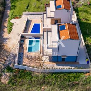 ISTRA, BANJOLE - Suvremena dvojna vila pored mora!