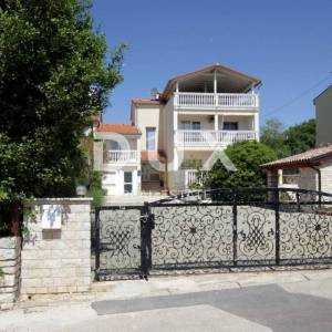 ISTRA, BANJOLE - Vaša investicija na moru - Apartmanska kuća u blizini mora u Banjolama!