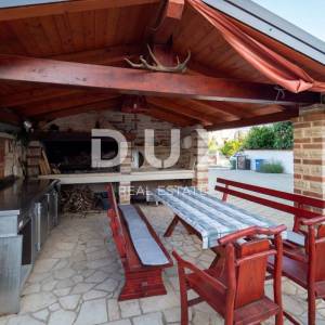 ISTRA, BANJOLE - Vaša investicija na moru - Apartmanska kuća u blizini mora u Banjolama!