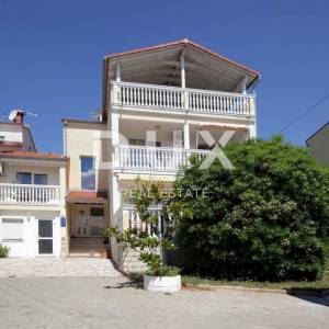 ISTRA, BANJOLE - Vaša investicija na moru - Apartmanska kuća u blizini mora u Banjolama!