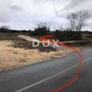ISTRA, BARBAN - Građevinski tereni s vodom i strujom i građevinskom dozvolom! PRIČA ZA IZGRADNJU KOMPLEKSA VILA!