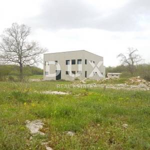 ISTRA, BARBAN - Građevinsko zemljište sa proizvodnom halom, 29456 m2