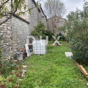 ISTRA, BARBAN - Kamena kuća s konobom na mirnoj lokaciji